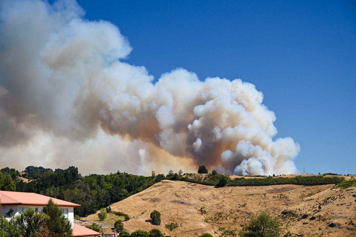 oliplum's tweet photo. Fire in the port hills in #christchurch https://t.co/8BUGxtwH3g