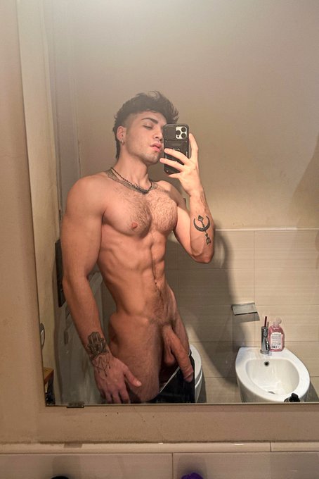 2 pic. I don’t even know how I hide this ? https://t.co/CfkP9iLkWk