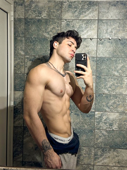 1 pic. I don’t even know how I hide this ? https://t.co/CfkP9iLkWk