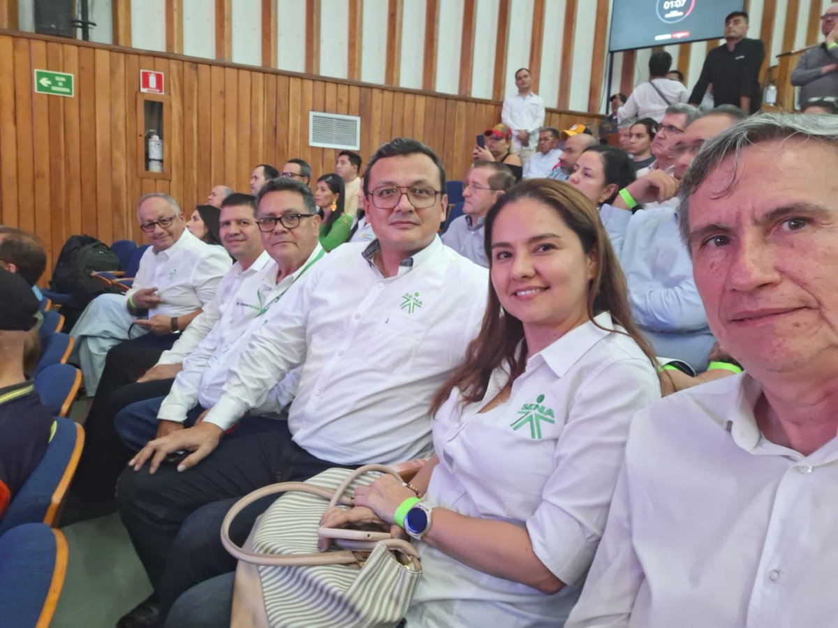 senaensantander's tweet photo. #Aestahora nos enorgullece compartir que los subdirectores y coordinadores regionales del #SENASantander tienen el honor de participar en la visita del Presidente @petrogustavo en el marco de la entrega del nuevo edificio de la Facultad de Humanidades @UIS https://t.co/mSvN4AGzOx