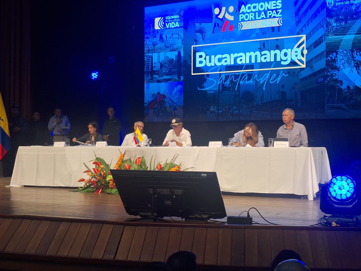 senaensantander's tweet photo. #Aestahora nos enorgullece compartir que los subdirectores y coordinadores regionales del #SENASantander tienen el honor de participar en la visita del Presidente @petrogustavo en el marco de la entrega del nuevo edificio de la Facultad de Humanidades @UIS https://t.co/mSvN4AGzOx