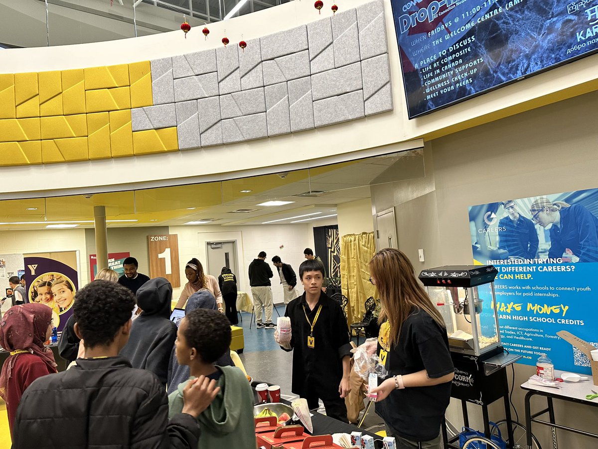 cynthia_shelley's tweet image. Thank you to Crystal Perry and Principal Upper for arranging tonight’s EAL Open House! It was a great opportunity to make community connections for our English Language Learners at the Composite High School @CompMinerTweets @FMPSD #CommunityResources #DoorPrizes
