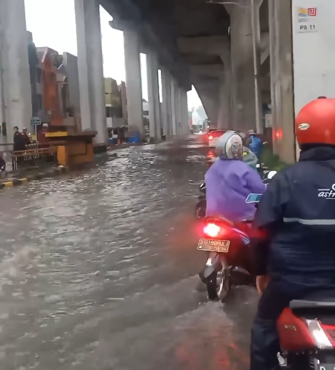 buildingpeace_'s tweet image. .@KPU_ID @bawaslu_RI #Gardu @Gusdurian_JKT @jagapemilu_ 
Semoga yg berusaha tetap menggunakan hak suara #Pemilu di tengah #banjirJakarta, suaranya bisa bermanfaat dg baik. Sedih miris liat susah payahnya rakyat kecil buat nyoblos. Siapa pun presidennya, kita cari makan sendiri.😵‍💫