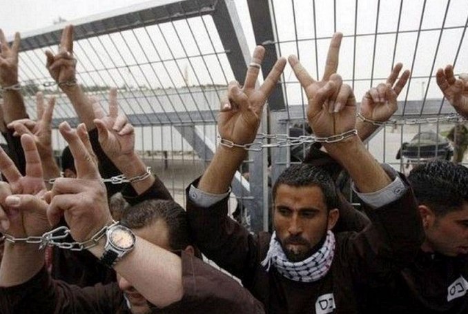 Marchfoward's tweet photo. KEMASKINI

LEBIH 9,000 RAKYAT PALESTIN DITAWAN DI PENJARA ISRAEL 

Sehingga kini seramai 9,000 rakyat Palestin yang ditahan di Penjara Israel dengan 3,148 ditahan sebagai tahanan pentadbiran 

Sejak 7 Oktober 2023. Seramai 7,000 rakyat Palestin ditangkap IDF di Tebing Barat termasuk 220 wanita dan 440 kanak kanak

53 wartawan turut ditahan dengan 36 lagi kekal dipenjarakan dengan 21 daripada 36 itu ditahan sebagai tahanan pentadbiran bermaksud tiada pertuduhan atau pun perbicaraan membela diri

3,490 tahanan pentadbiran selepas 7 Oktober 2023

Mereka turut memukul, menyeksa dan mengancam nyawa para banduan dan keluarga selain memusnahkan rumah mereka, merampas kenderaan, duit dan barang kemas. IDF selalunya memusnahkan rumah di Jenin dan Tulkarm.

Ada yang dibunuh terus termasuk ahli keluarga para tawanan 

8 orang tawanan Palestin gugur dalam penjara Israel sejak 7 Oktober 2023

1) Omar Daraghmeh berasal dari Tubas, 
2) Arafat Hamdan berasal dari Ramallah, 
3) Majid Zaqoul berasal dari  Gaza, 
4) Tawanan keempat identitinya tidak diketahui 

5) Abdulrahman Mar’i berasal dari Salfit, 

6) Thaer Abu Asab berasal dari Qalqilya

7) Abdulrahman Al-Bahsh berasal dari Nablus, 

8) Mohammed Al-Sabbar berasal dari Al-Khalil.

Beberapa yang lain turut terbunuh dalam Penjara Sde Teman di Bir Al Sabi atau dibunuh terus selepas ditahan