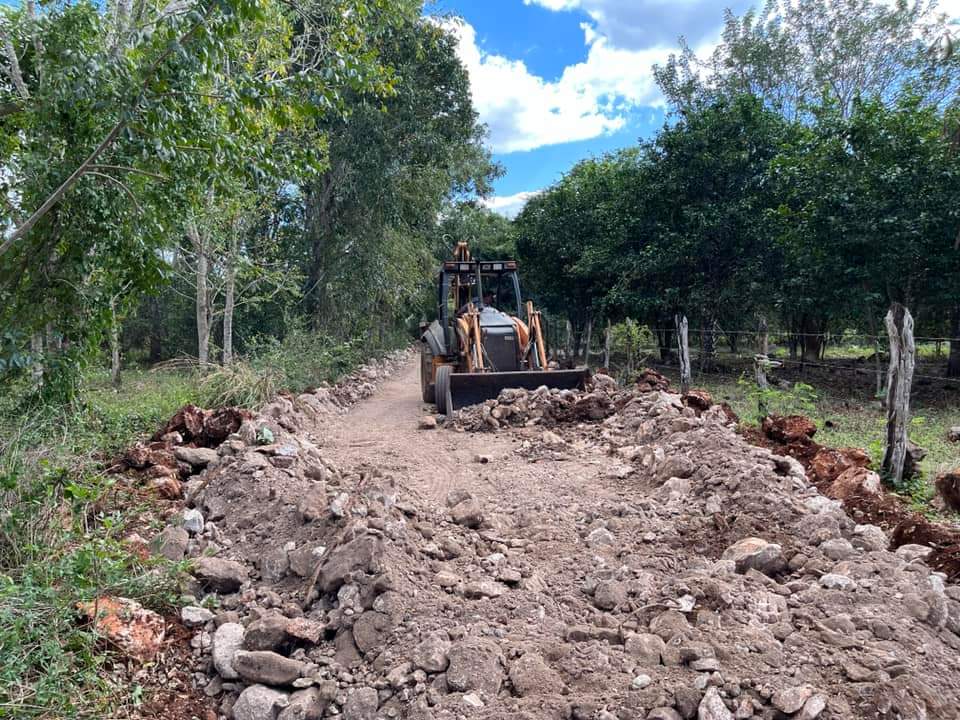 RodajeVisual's tweet image. El Alcalde de #Maní #FrediEvaristoInterian y el #AyuntamientoManí2124 supervisaron los trabajos de rehabilitación en la Calle 37 de la colonia San Juan, luego de muchos años que no se invertían recursos en mejorar estas zonas en donde familias y campesinos acceden todos los días