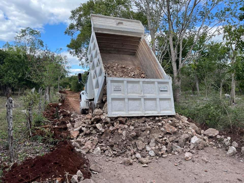 RodajeVisual's tweet image. El Alcalde de #Maní #FrediEvaristoInterian y el #AyuntamientoManí2124 supervisaron los trabajos de rehabilitación en la Calle 37 de la colonia San Juan, luego de muchos años que no se invertían recursos en mejorar estas zonas en donde familias y campesinos acceden todos los días