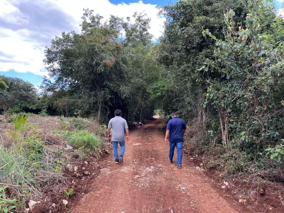 RodajeVisual's tweet image. El Alcalde de #Maní #FrediEvaristoInterian y el #AyuntamientoManí2124 supervisaron los trabajos de rehabilitación en la Calle 37 de la colonia San Juan, luego de muchos años que no se invertían recursos en mejorar estas zonas en donde familias y campesinos acceden todos los días