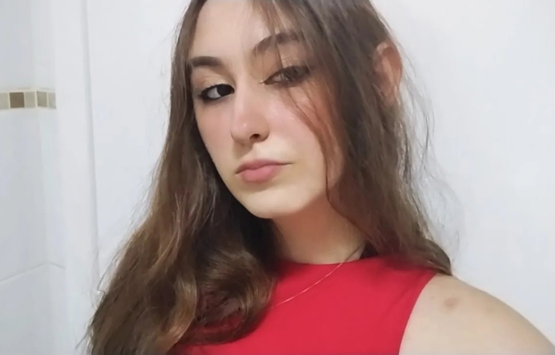 anticrvses's tweet image. pareço ser a dona do meu perfil? 

lina tira essa blusa vermelha tiro naoo