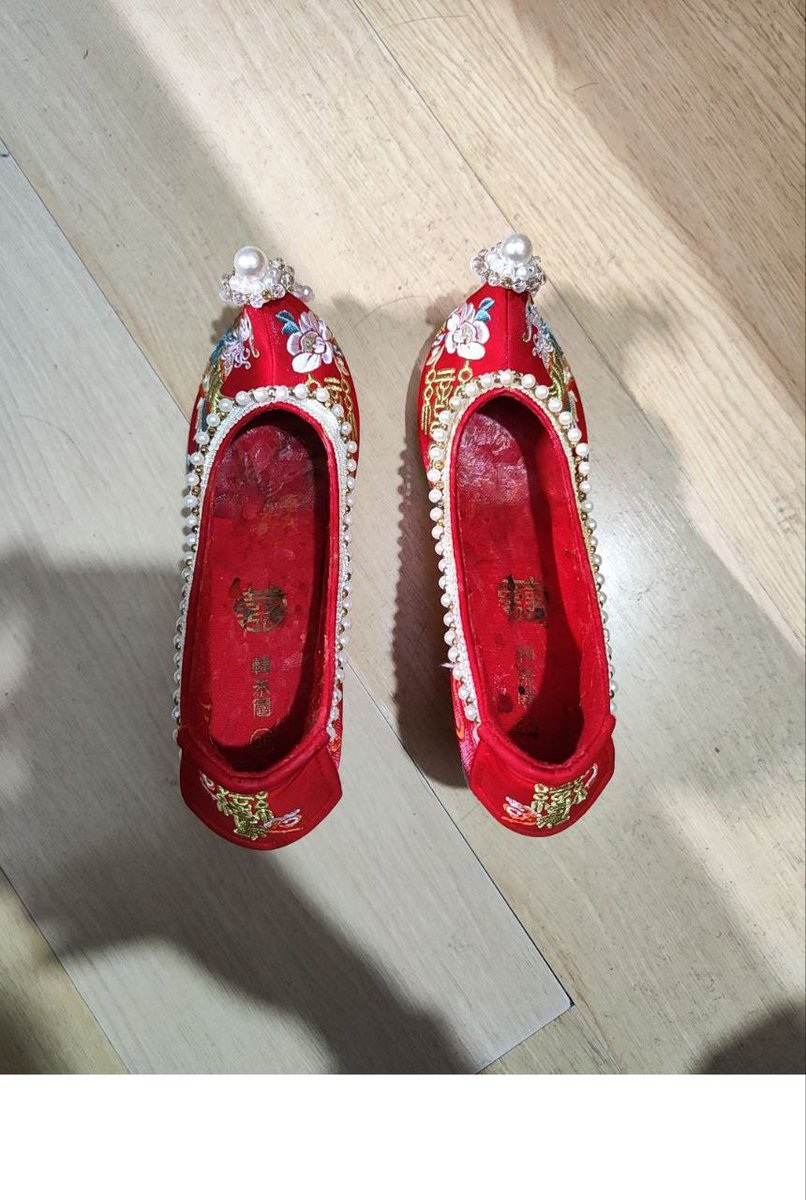 shexie555's tweet photo. 喜庆的绣花鞋款式的婚鞋，体现了中式婚礼新娘的玉足，反差适合用来装精液的婚鞋绣花鞋 #婚鞋 #绣花鞋 #汉服鞋 #射鞋 #打胶 #寄射 #精液鞋 https://t.co/ERU7pi3VTW