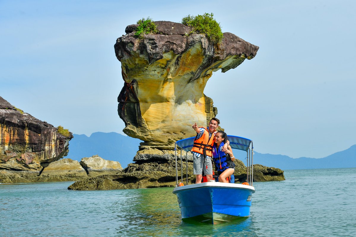 TourismMalaysia's tweet photo. A mother nature marvel,the legendary Bako National Park's iconic Sea Stack has fallen to the sea embrace following its collapse from a big wave yesterday according to @sfcsarawak

📍Bako National Park,Sarawak

#MalaysiaTrulyAsia #InilahMasanya #CutiCutiMalaysia #Sarawak #SeaStack https://t.co/p5UOwa4FsJ