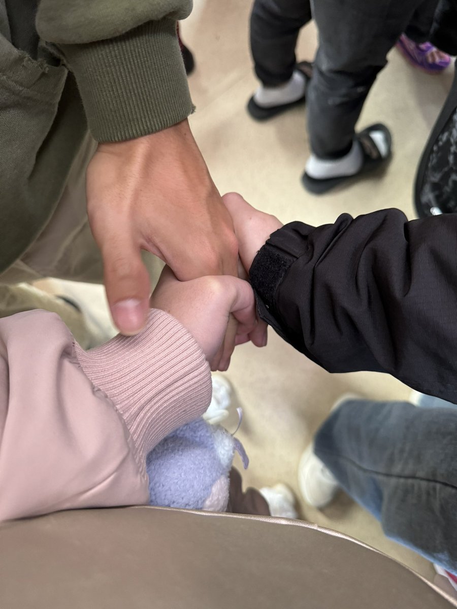 昨天難得全家人都放假
於是一起坐捷運出門逛街

捷運上

：！（差點往後倒）

弟：（抓住我的手）

弟：（慢慢抽離）

：唉！

弟：？

：（把媽媽的手拉過來一起牽住）

：你看，家庭式牽手

弟：超白癡

媽：（笑）

：唉看手的大小差距有點色耶

弟：幹你很噁耶 https://t.co/Xf3iJTZAMT