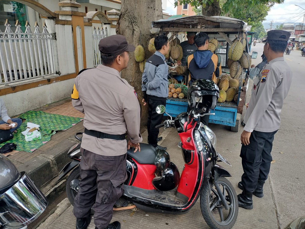 DistrikMajenang's tweet photo. Polsek Majenang melaksanakan kegiatan sosialisasi dan edukasi larangan penggunaan knalpot brong https://t.co/jMV8WgCvuV