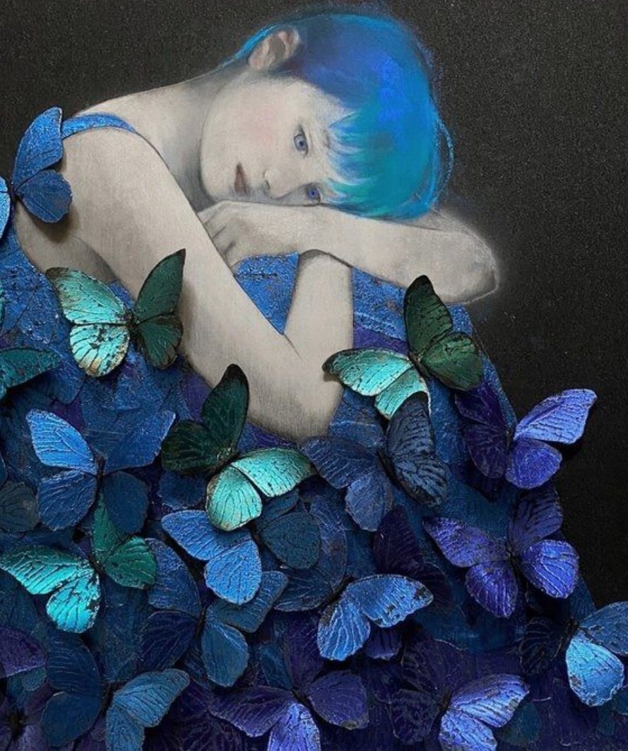 El maig del 22 vaig perdre les ales i em van quedar dues cicatrius a l'esquena 
La malaltia i el dolor es van instal·lar a la meva vida per sempre.
Ara soc una papallona que no pot volar i  per això algunes persones se n'han anat

Quadre d'Aiko Sakamoto