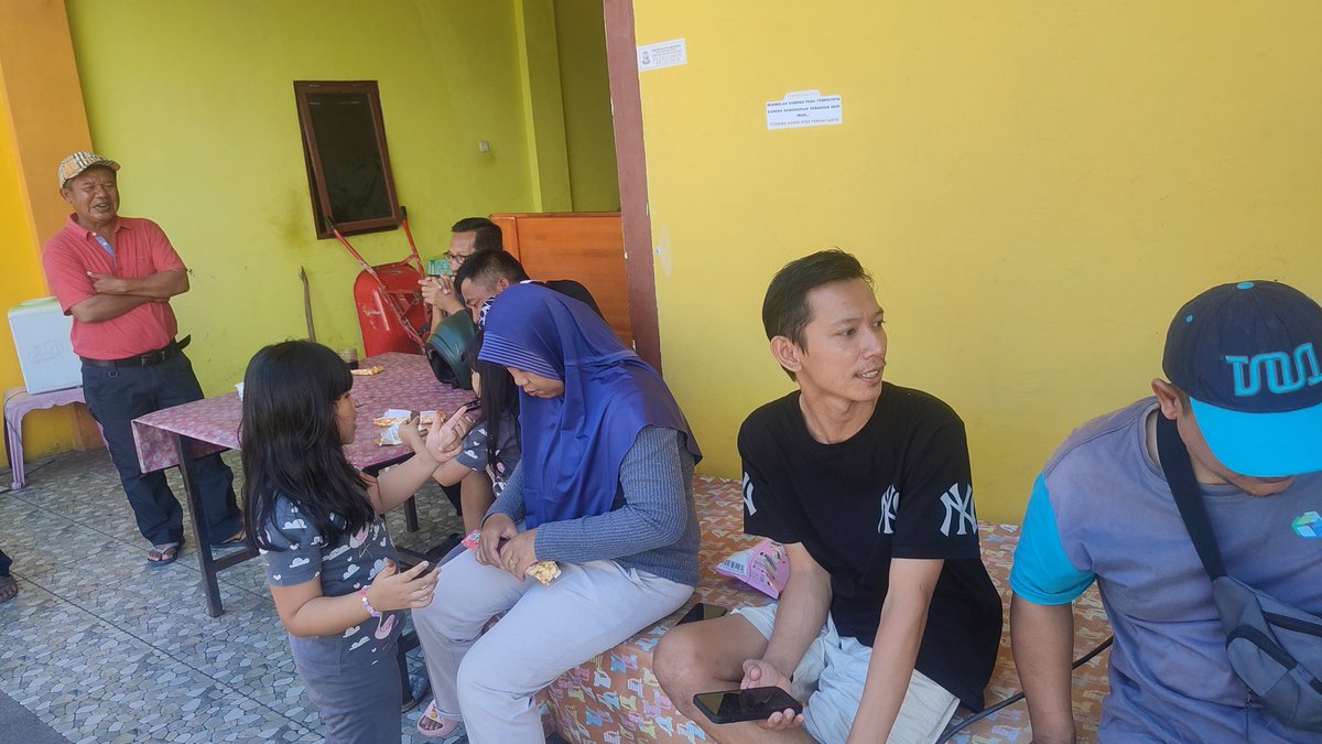 indr4sp's tweet photo. Katanya jangan golput... Ini kita yg dari Jawa di Sulawesi gk boleh dan gk bisa coblos pak @ganjarpranowo @Bawaslu ... 
Aturan yg bikin ribet saja... https://t.co/8kUq4xDcB7