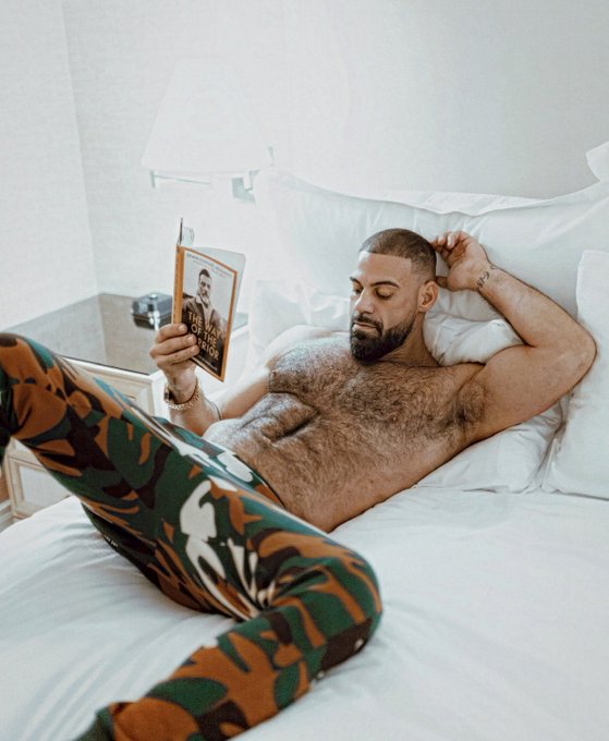 I think people that read books are sexy. Do you read? What&rsquo;s your favorite book? https://t.co/RKeV5i