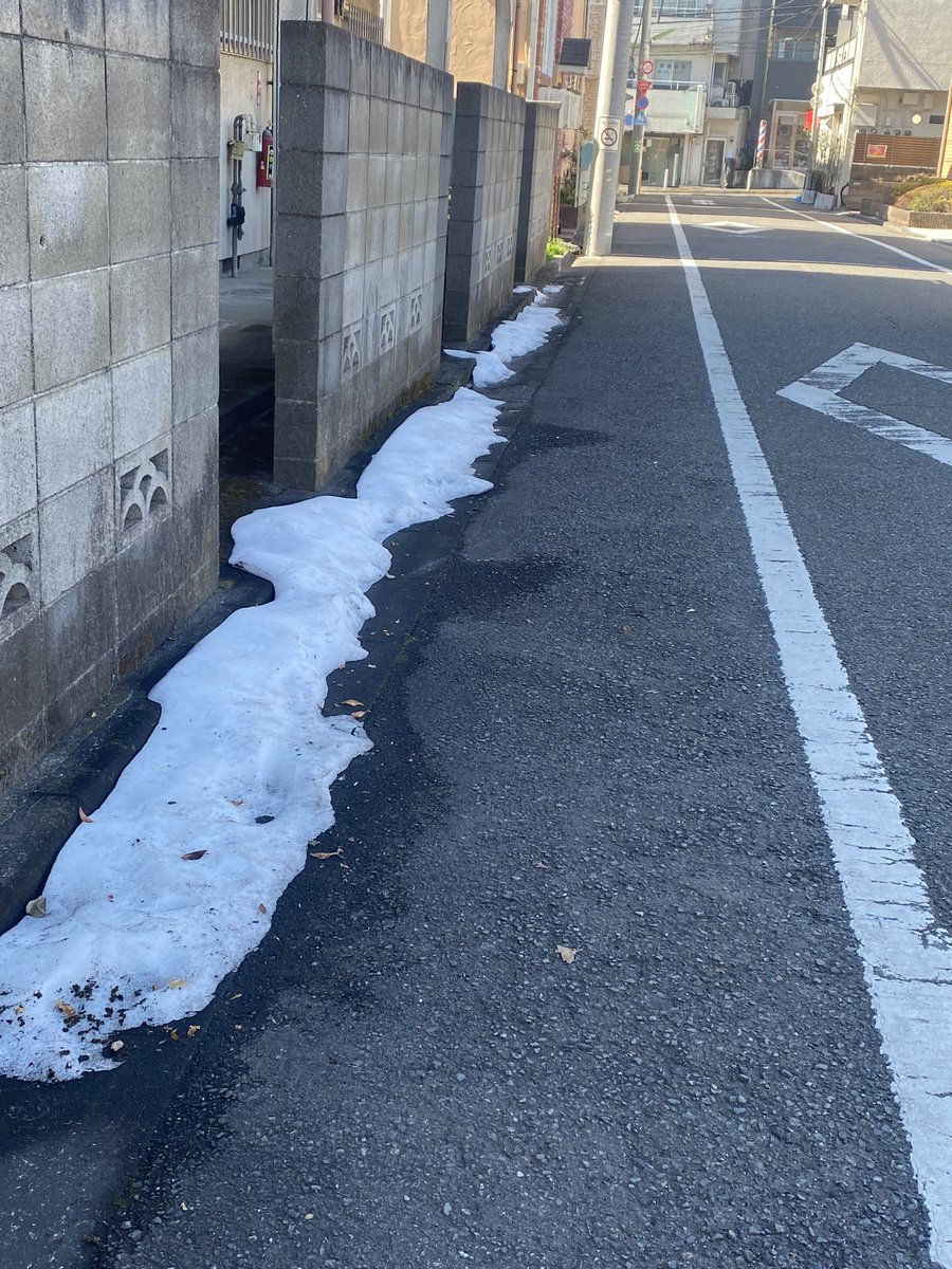 わーぉ❗️バイク移動中残雪発言です
今日は日中16℃まで上がる予報 まだ2月ですが暫く日中は暖かい日が続くようです
溶けずに頑張ったけど今日が見納めかなぁ

#残雪 #雪 #2月 #雪溶け #春 #暖冬
#世田谷区 #尾山台 #等々力 
#玉堤 #九品仏 
#世田谷区議会議員
#山口ひろひさ 
#笑顔 #感謝 #ありがとう