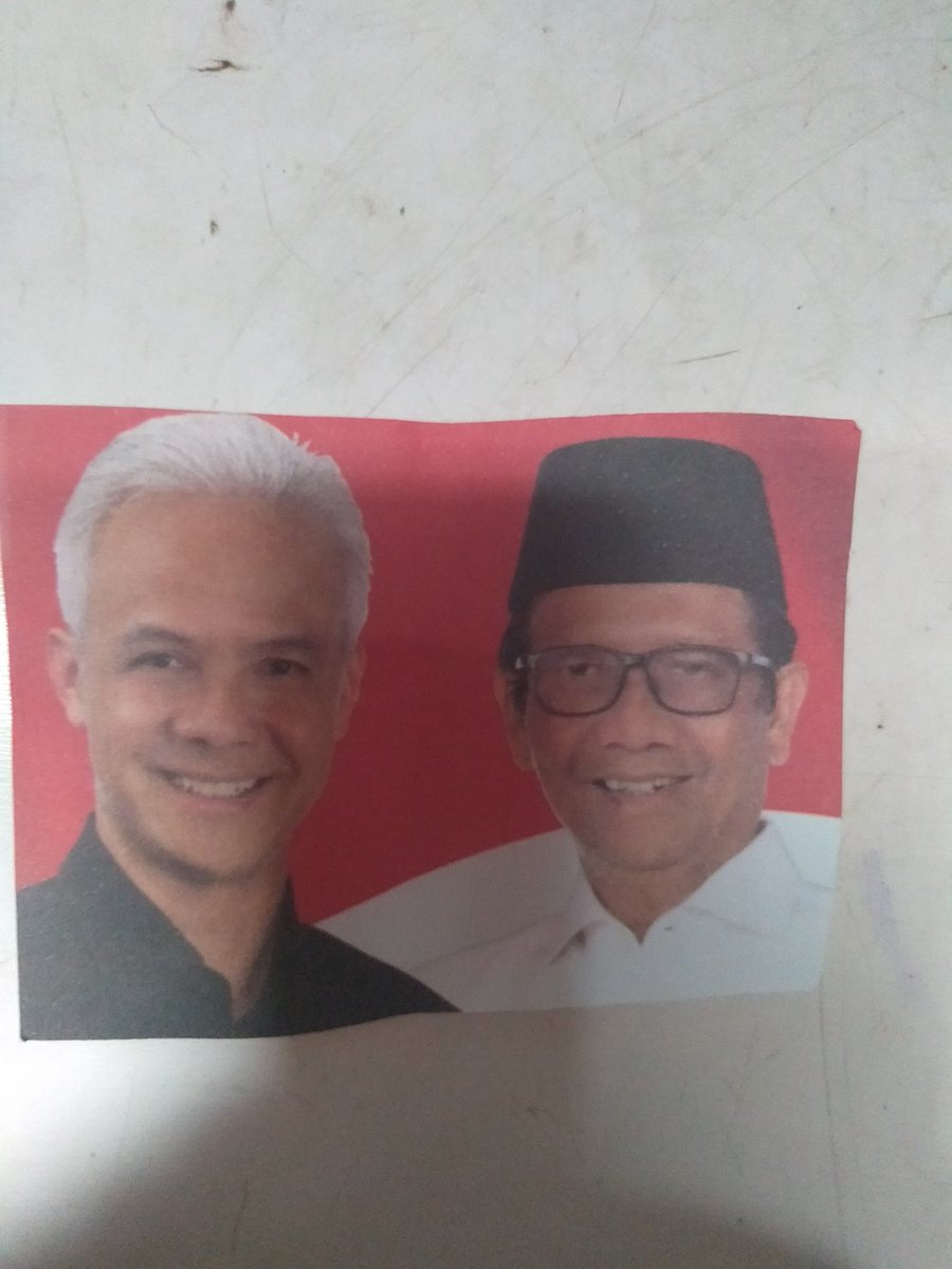 Sebagai tanda cinta ke pak <a href="/ganjarpranowo/">Ganjar Pranowo</a>  Dan pak <a href="/mohmahfudmd/">Mahfud MD</a> , foto jenengen berdua saya simpan, biar KPPSnya nyari 😊😊😊
Semoga kalau jadi "Amanah" 
Hanya ini yg saya bisa berikan..