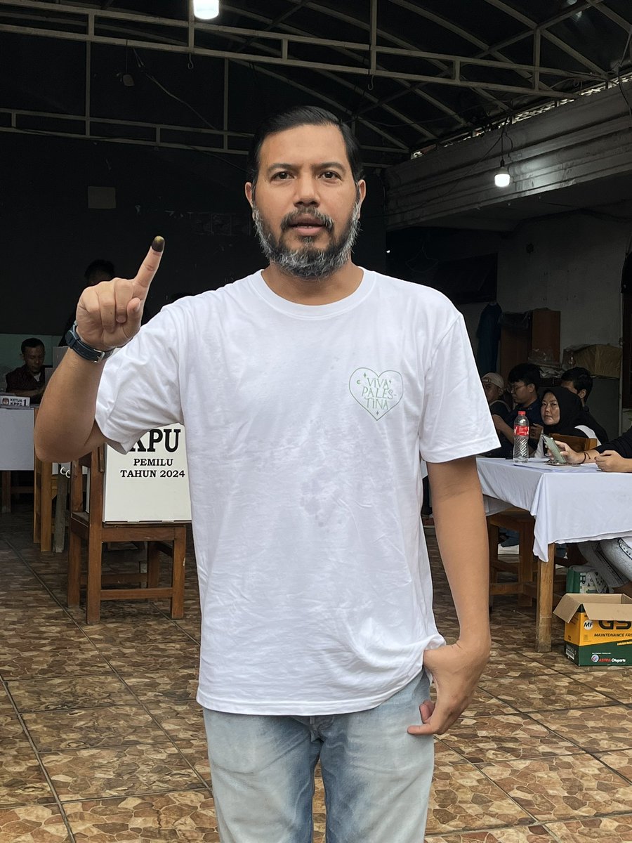 _BangFu's tweet photo. Bismillah.
Pertama kalinya dlm seumur hidup gue menggunakan hak pilih. Iya, selama ini selalu golput, tp kali ini gue memutuskan menggunakan hak suara gue.
Karena gue sdh muak 10 thn terakhir ngeliat keadaan yg terjadi. Apa yg 1998 kita perjuangkan justru berjalan mundur sekarang https://t.co/ACOWnf1AgL