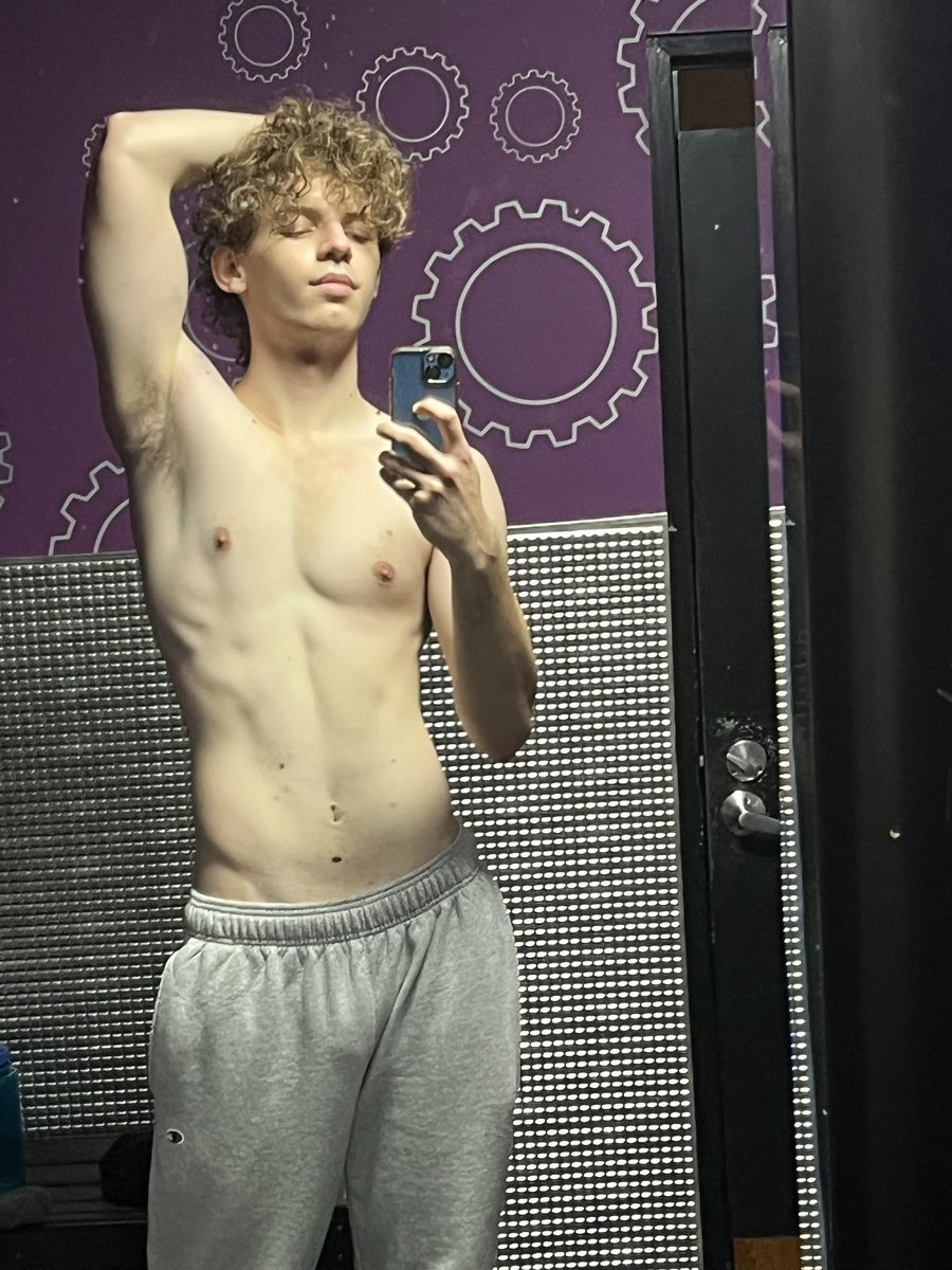 peterevansfun's tweet photo. With or without pants? 🥴

https://t.co/xz44ekuDFQ https://t.co/iHlVAmEMp6