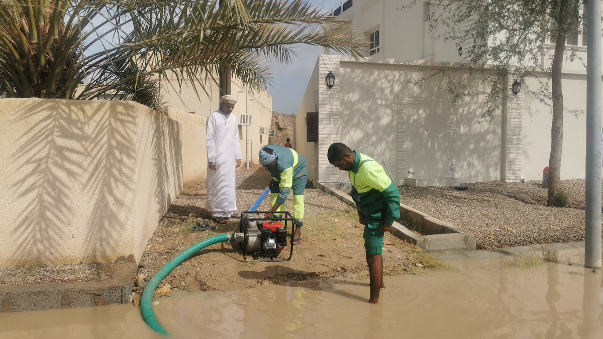 لليوم الثاني على التوالي يواصل فريق العمل الميداني ل #بلديه_جعلان_بني_بوحسن أعماله مما خلفته الامطار الاخيرة 
#منخفض_الوَبل