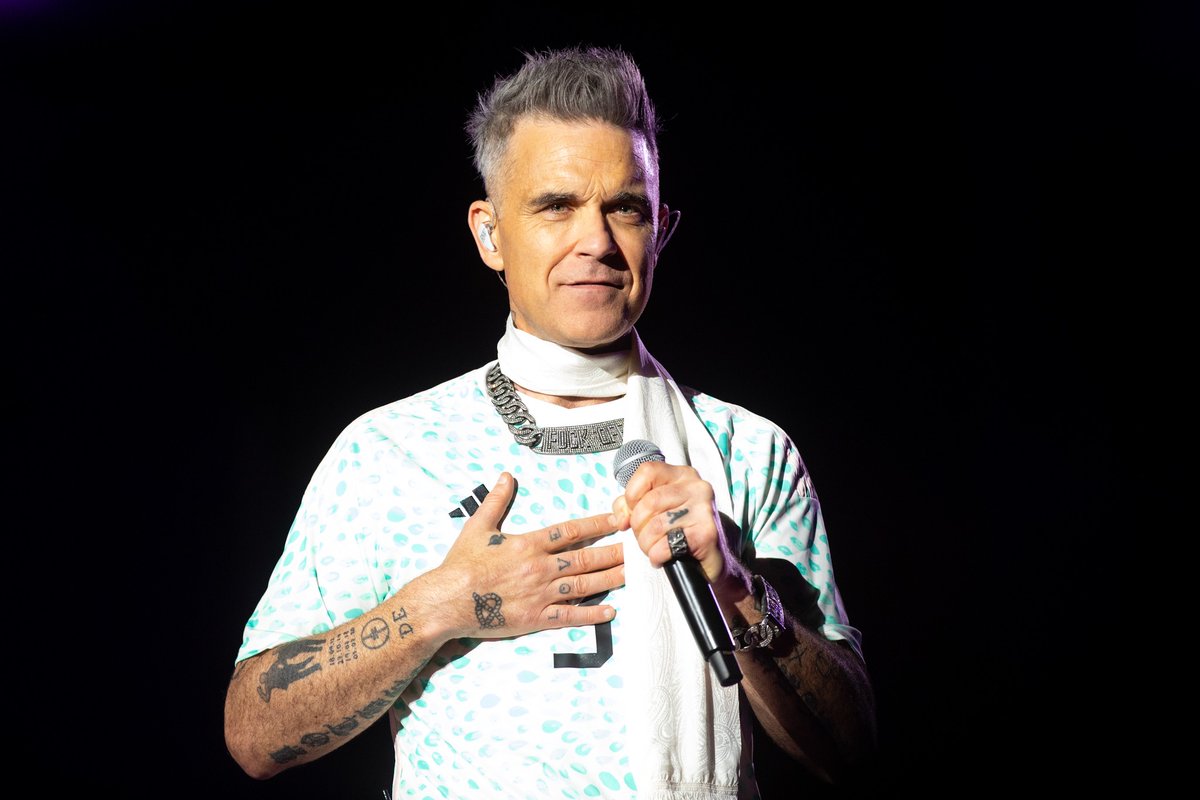 💥 Hoy está cumpliendo años Robbie Williams, uno de mis cantantes preferidos. Aquí fotos que le tomé el año pasado en el festival Tecate Emblema. #robbiewilliams