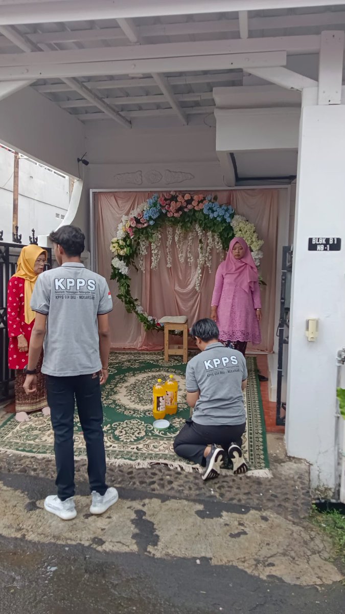 iqbalabdus's tweet photo. @piecesofcesy disini abis nyoblos ada sesi fotonya soalnya, jadi harus cakep😬 https://t.co/nPIhNdoqM5