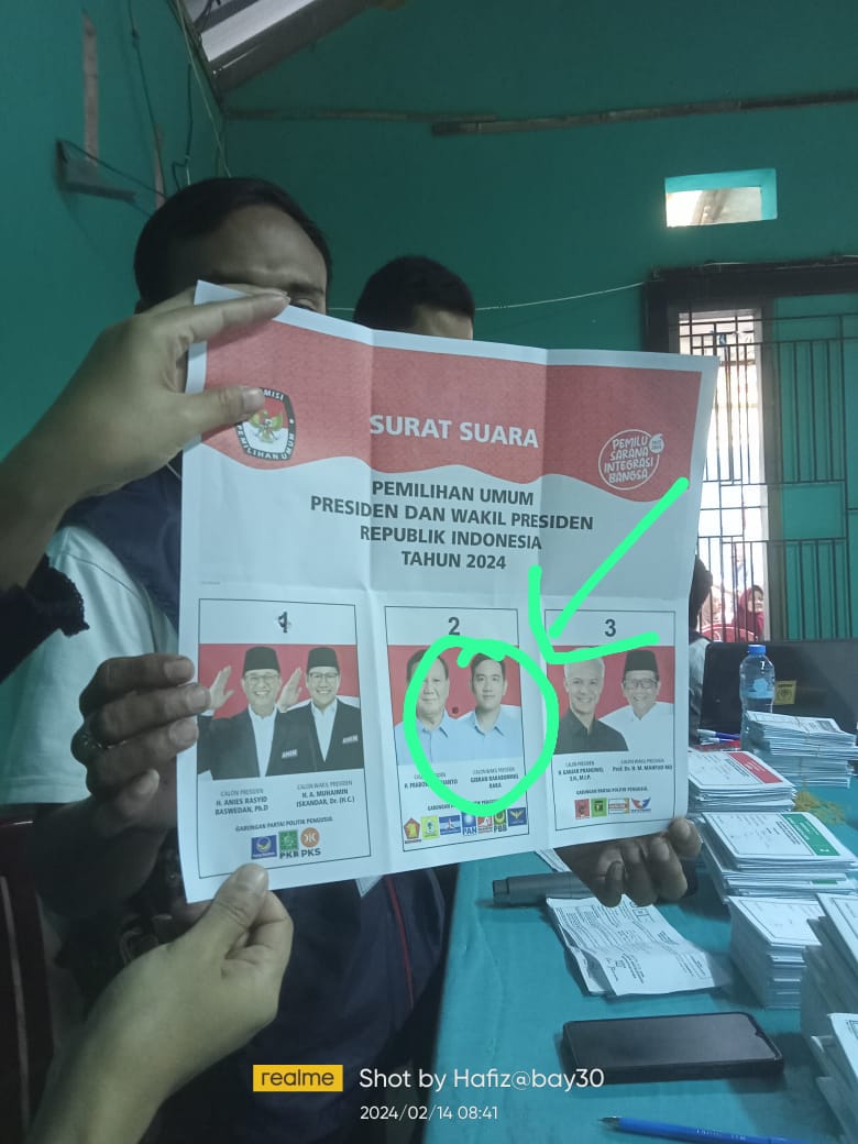 vienosofyan_'s tweet photo. @blackshark7890 @UtomoAdi23 Kejadian di TPS 44 RW.07 desa Cangkuang wetan...relawan amin anu di TPS lebih teliti lagi....sebelum di coblos sudah ada coblosan Paslon 02. Bukti kecurangan sudah terlihat. Para saksi harus lebih teliti. https://t.co/tyR74ZR4oS