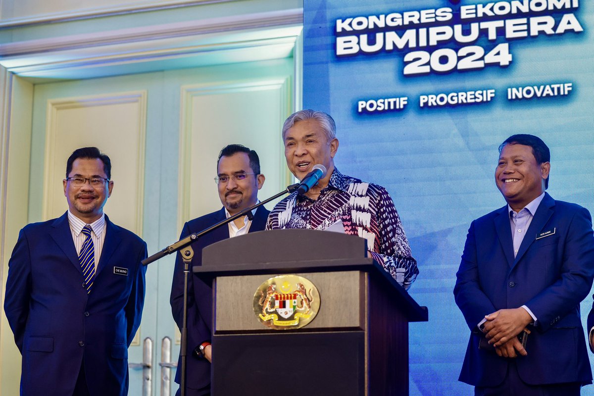 Syukur Alhamdulillah, hari ini telah berlangsung Pra-Peluncuran Kongres Ekonomi Bumiputera (KEB2024) yang disempurnakan sendiri YAB Perdana Menteri, Dato’ Seri Anwar Ibrahim. 

KEB2024 ini akan dianjurkan oleh Kementerian Ekonomi bersama Kementerian Kemajuan Desa dan Wilayah ini