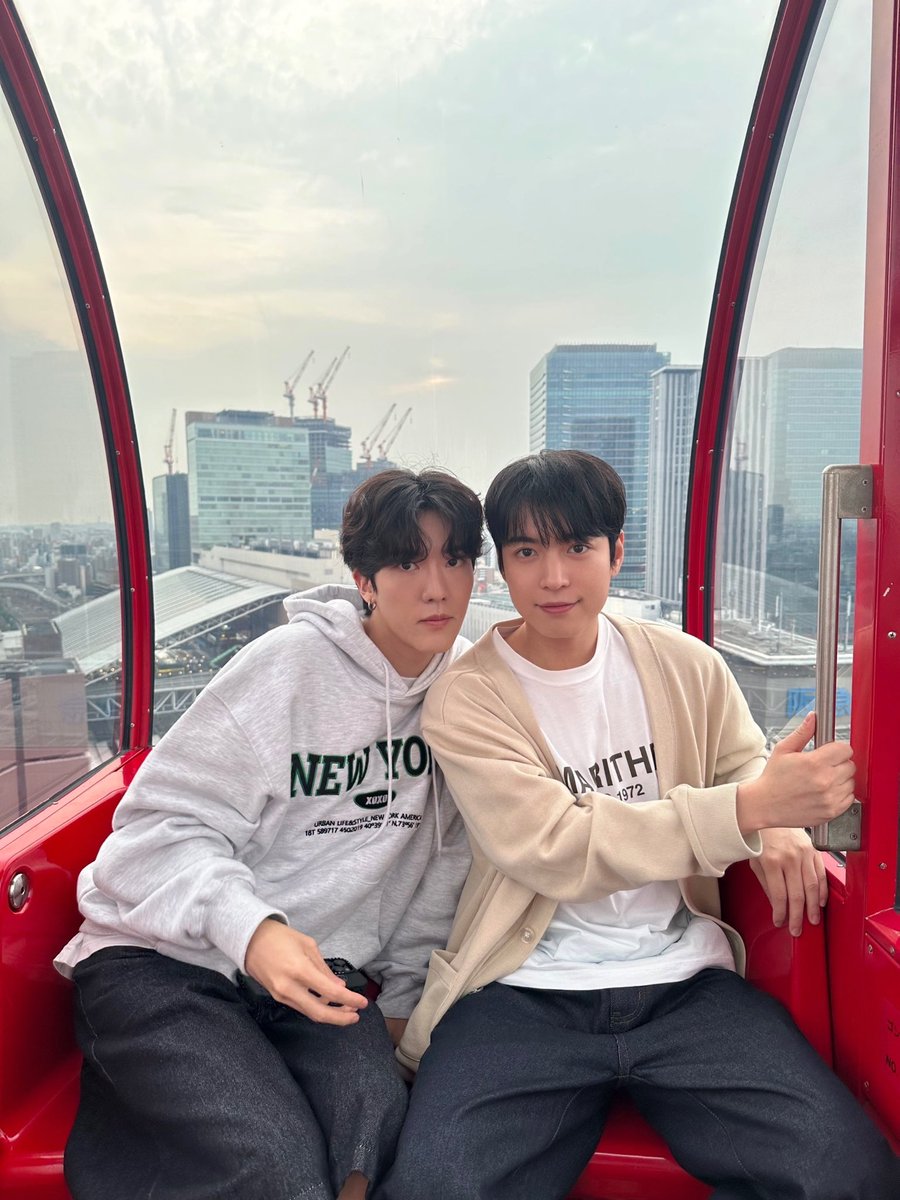 OmegaX_members's tweet photo. [#OX]

정훈이 생일🎉

#OMEGA_X #오메가엑스 
#휘찬 #HWICHAN https://t.co/JmWcUSS0MV