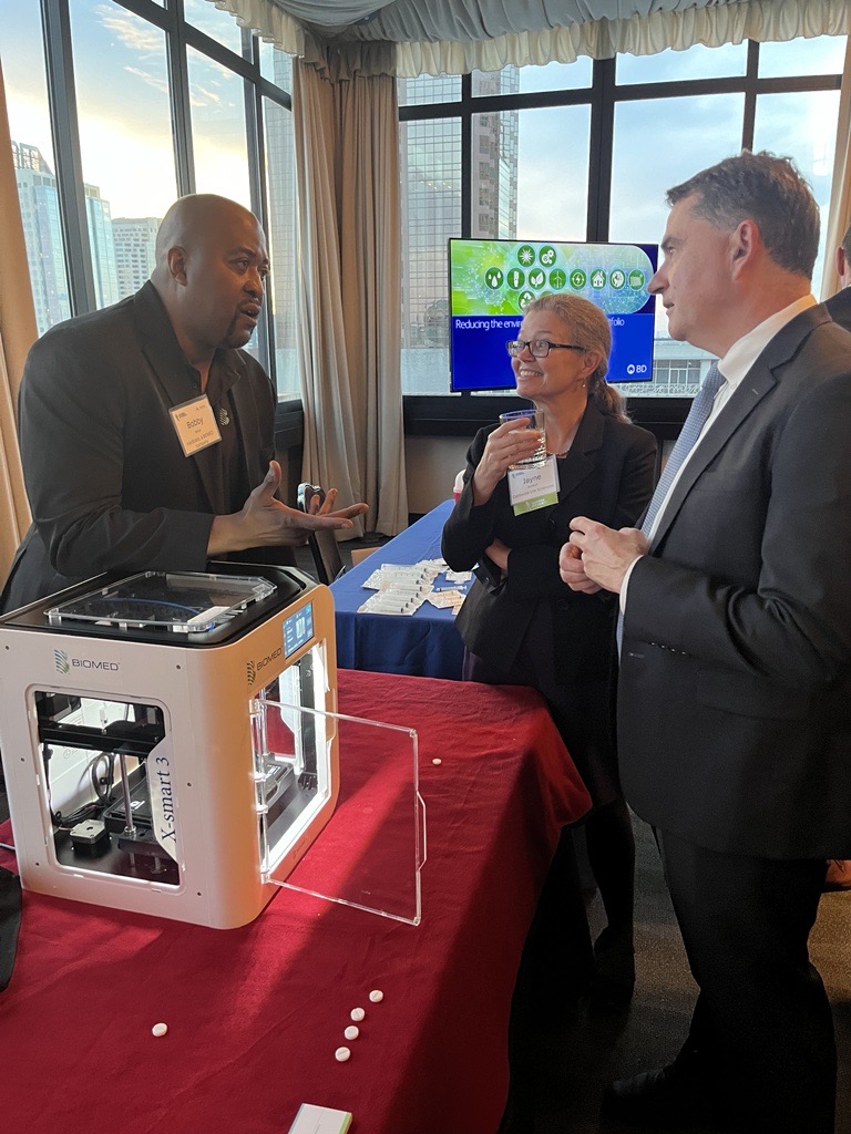 CALifeSciences's tweet photo. #CLSFAST alum @bobbyntoya of Biomed with Sean McCluskie of @HHSGov at this evening's MedTech Showcase.
 #healthequity #healthcareaccess #medtech #AI https://t.co/nezKSDS37w