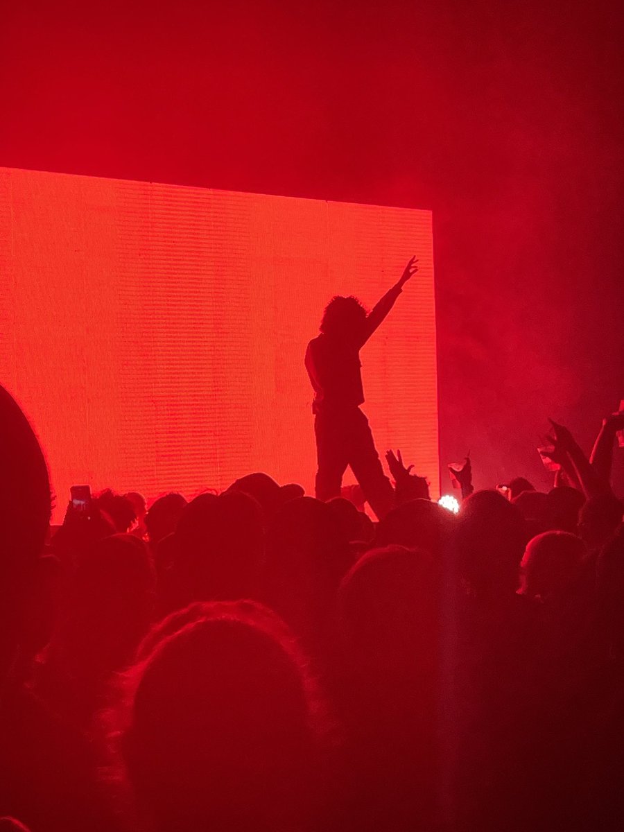 dahorrorqueen's tweet photo. @nightlovell the silhouette pics are giving me life tbh but that’s all my phone is good for apparently 🥲 amazing show, so happy to hear the first song that got me into you in person!! 🖤🖤 pleaseeee come back soon! https://t.co/nYWFjMhgmj