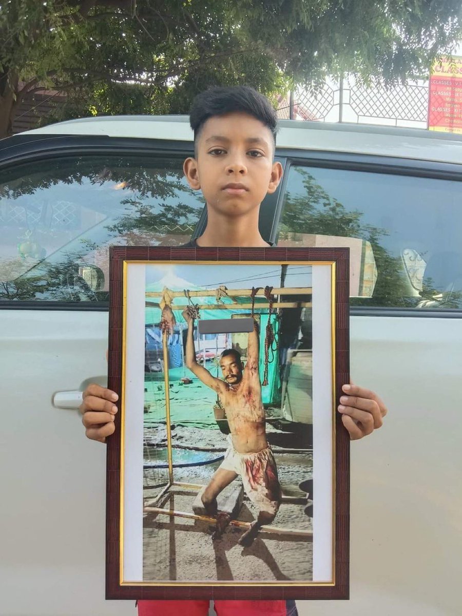 Mrsinha's tweet photo. Remember this incident?

During the #FarmersProtest 2021, so-called "farmers" had Iynched a poor dalit worker Lakhbir Singh alleging sacrilege. His legs & hands were ch0pped off when he was alive.

His son is still waiting for justice & #FarmerProtest2024 also started.

These aren't farmers but trait0r KhaIistanis whose sole agenda is to create violence & break India into pieces.