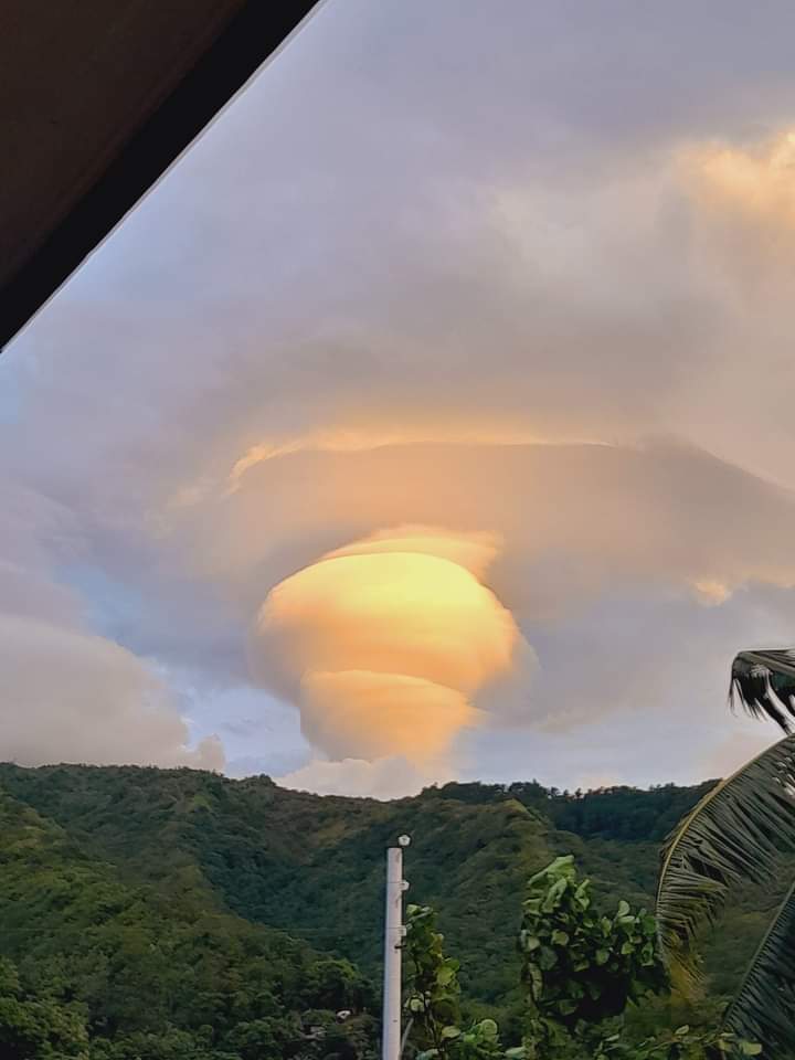 Manadeukalion's tweet photo. Tourbillon 🌪 de nuage ⛅ ici à Tahiti 🇵🇫 https://t.co/eT8vtNvrkN