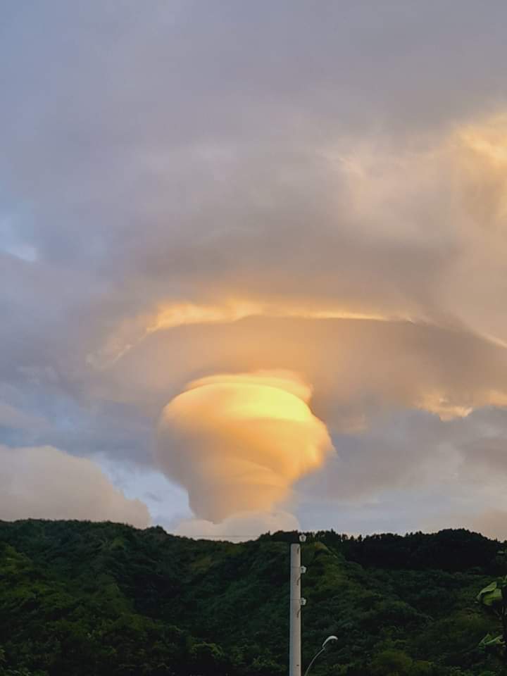 Manadeukalion's tweet photo. Tourbillon 🌪 de nuage ⛅ ici à Tahiti 🇵🇫 https://t.co/eT8vtNvrkN
