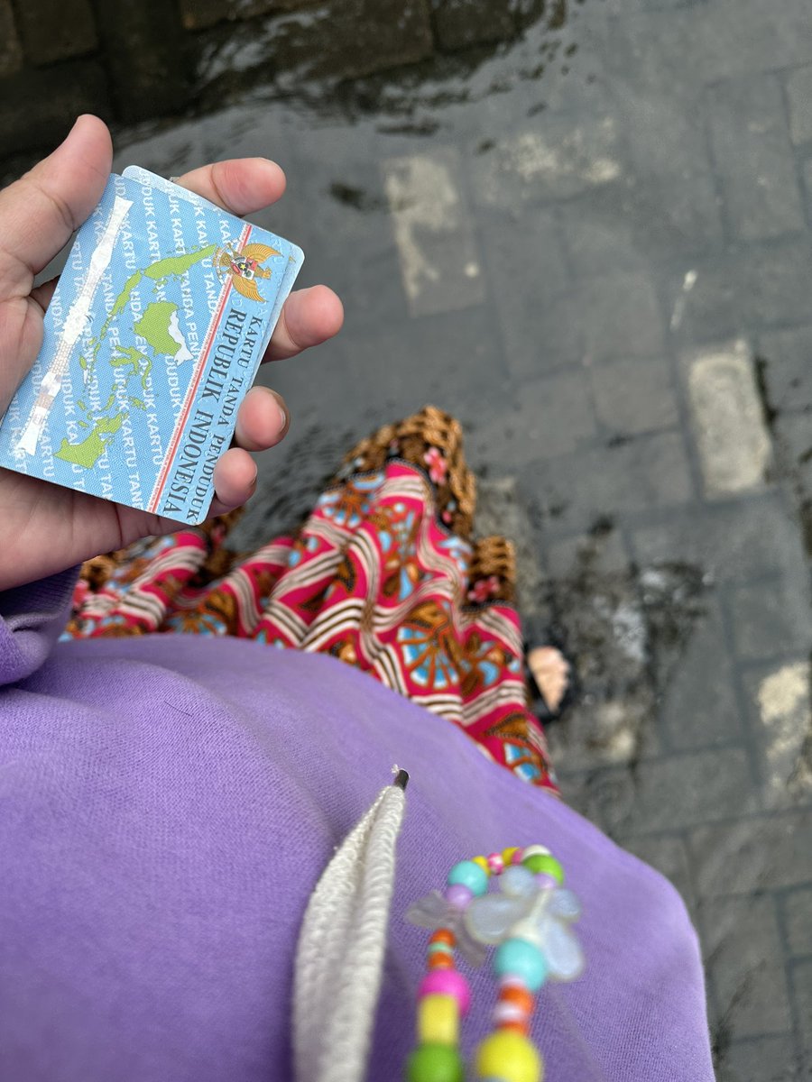 pensedih's tweet photo. bangun tidur menerjang banjir (yg gak seberapa) buat nyoblos #SayaCoblos01 https://t.co/Am7TpA1B3w