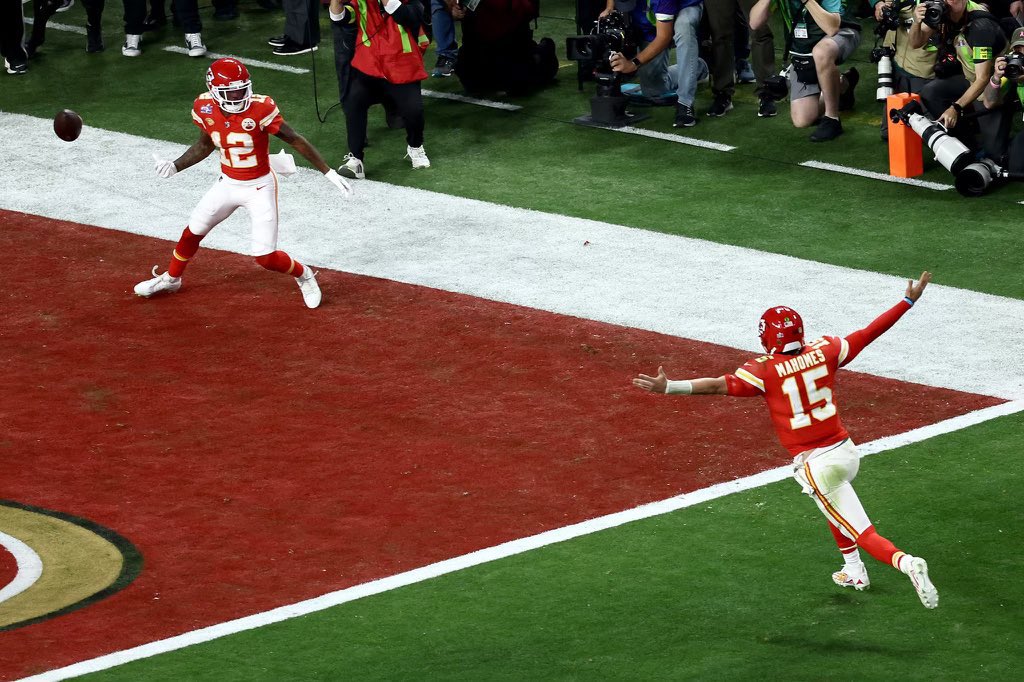 beammeupbrian's tweet photo. There’s just something organic about this photo. We’ll never forget it.

#SuperBowl https://t.co/yfYTeD4YLz