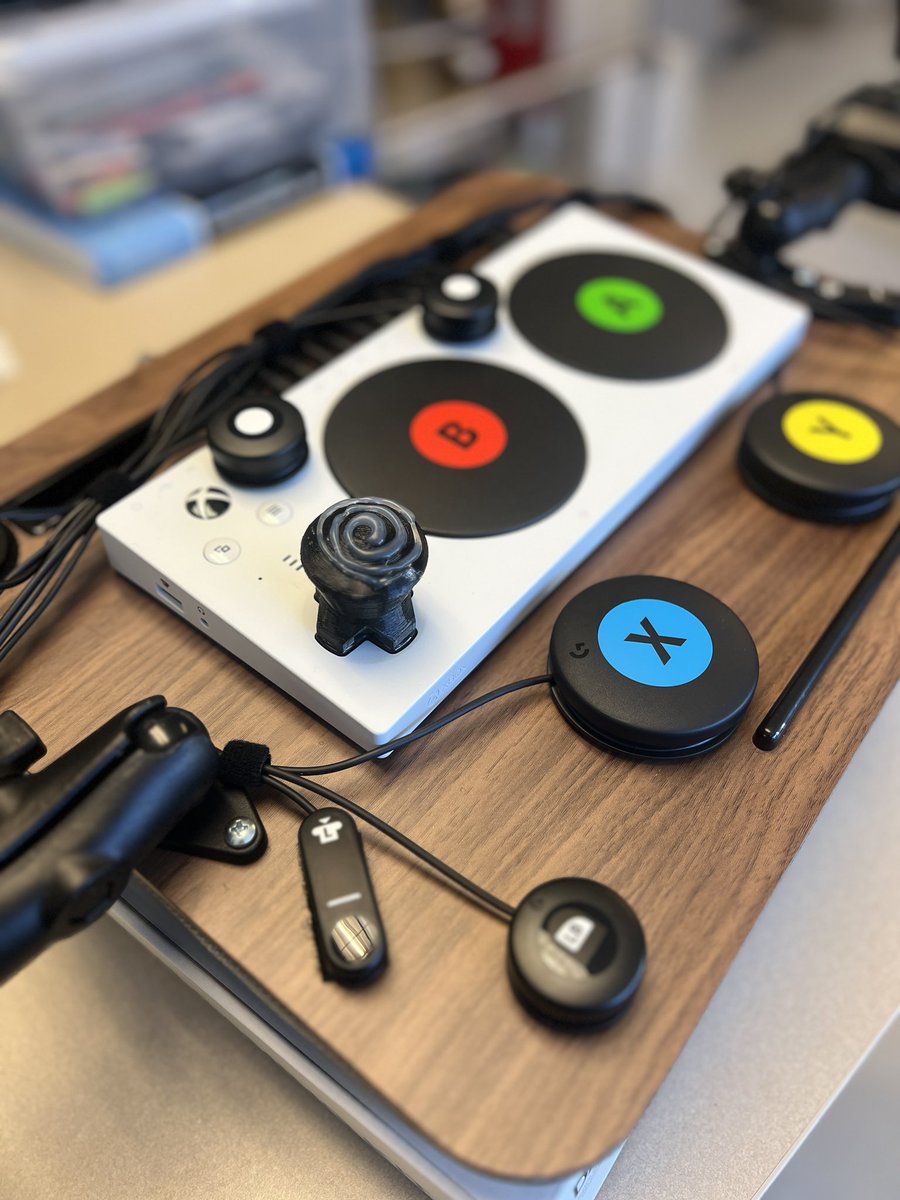 DanielleCTRS's tweet image. Posting cause I think it’s pretty. I think it’s important to give my patients a controller that they can be proud of and is easy on the eyes. Cord management is a crucial learning curve to building these setups! #xboxadaptivecontroller @MSFTEnable @Xbox #soeveryonecangame