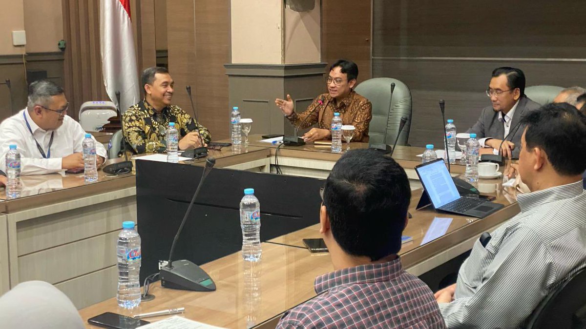 KPPU's tweet photo. Malang (13/2) – Wakil Ketua Komisi Pengawas Persaingan Usaha (KPPU) Aru Armando bersama Anggota KPPU Mohammad Reza melakukan kunjungan kerja ke Universitas Brawijaya Malang pada 13 Februari 2024. Kunjungan kerja ini diterima langsung oleh Rektor Universitas Brawijaya Prof. Widodo beserta jajarannya.
 
Selengkapnya: https://t.co/Jvk0kkNLPf
