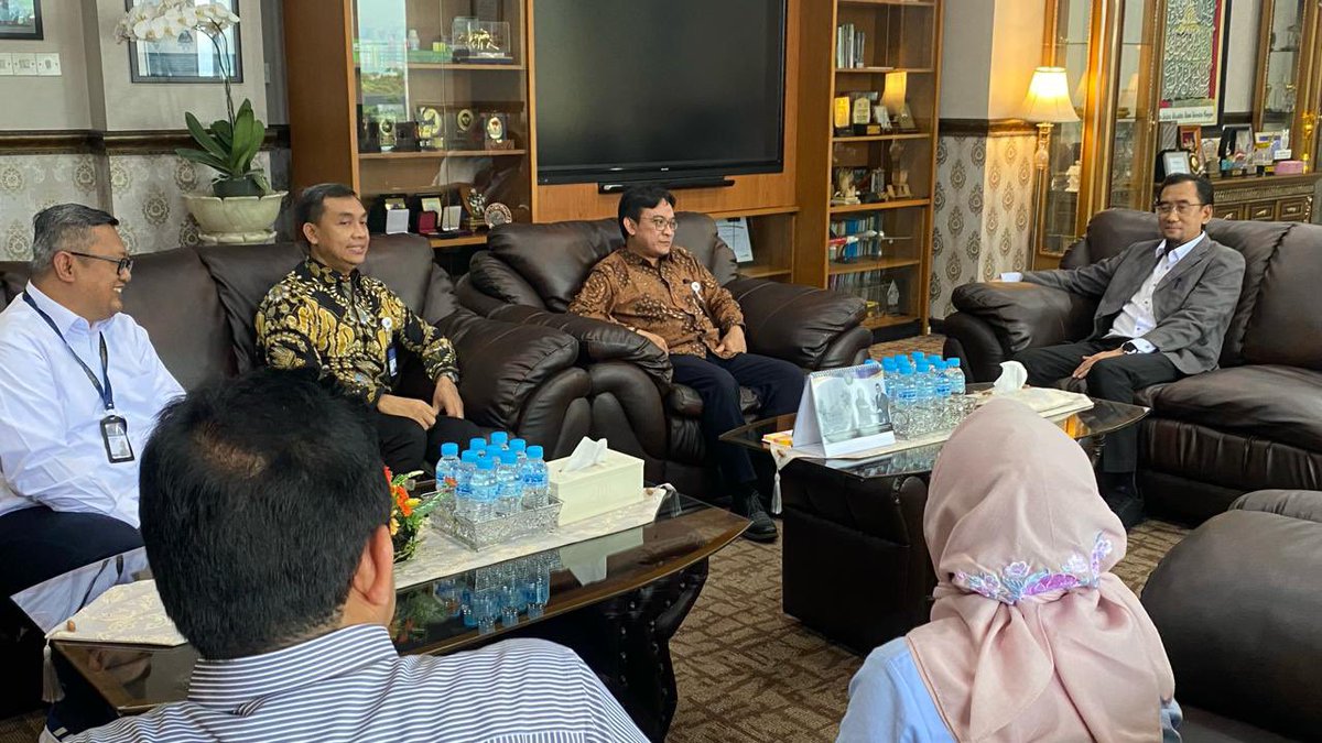 KPPU's tweet photo. Malang (13/2) – Wakil Ketua Komisi Pengawas Persaingan Usaha (KPPU) Aru Armando bersama Anggota KPPU Mohammad Reza melakukan kunjungan kerja ke Universitas Brawijaya Malang pada 13 Februari 2024. Kunjungan kerja ini diterima langsung oleh Rektor Universitas Brawijaya Prof. Widodo beserta jajarannya.
 
Selengkapnya: https://t.co/Jvk0kkNLPf