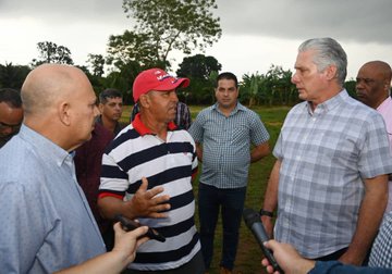 #Raúl lo dijo: "La dirección de la Revolución se ha caracterizado, a lo largo de estos 65 años, por su transparencia y espíritu autocrítico, al debatir con el pueblo cualquier insuficiencia, consciente de que únicamente entre todos seremos capaces de erradicarlas". #Cuba