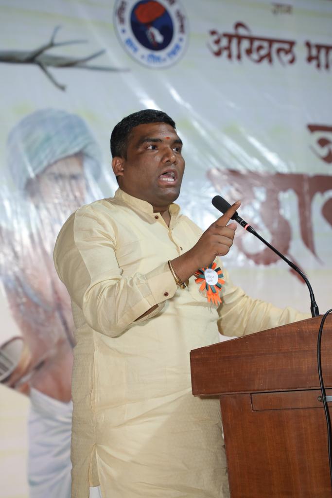 ABVPVidarbha's tweet photo. अखिल भारतीय विद्यार्थी परिषद विदर्भ प्रांताच्या वतीने चंद्रपुर येथे जनजाती छात्र संगम या जनजाती संमेलनाचे आयोजन करण्यात आले होते. समारोपीय सत्रात शैक्षणिक परिसरात विद्यार्थ्यांच्या गळतीला घेऊन अभाविप संपूर्ण भारतात परिसर चलो अभियान राबवत आहे ह्या संबंधात प्रांत संघटनमंत्री विक्रमजीत कलाने यांनी आपल्या भाषणातून विद्यार्थ्यांना महाविद्यालयात शंभर टक्के उपस्थित राहण्याचे आवाहन केले. 
   संमेलनाचे समारोपीय वक्तव्य विदर्भ प्रांत मंत्री पायल किणाके यांनी ठेवले त्यांनी विद्यार्थ्यांना या संमेलनाचे उद्देश समजावून सांगितले.