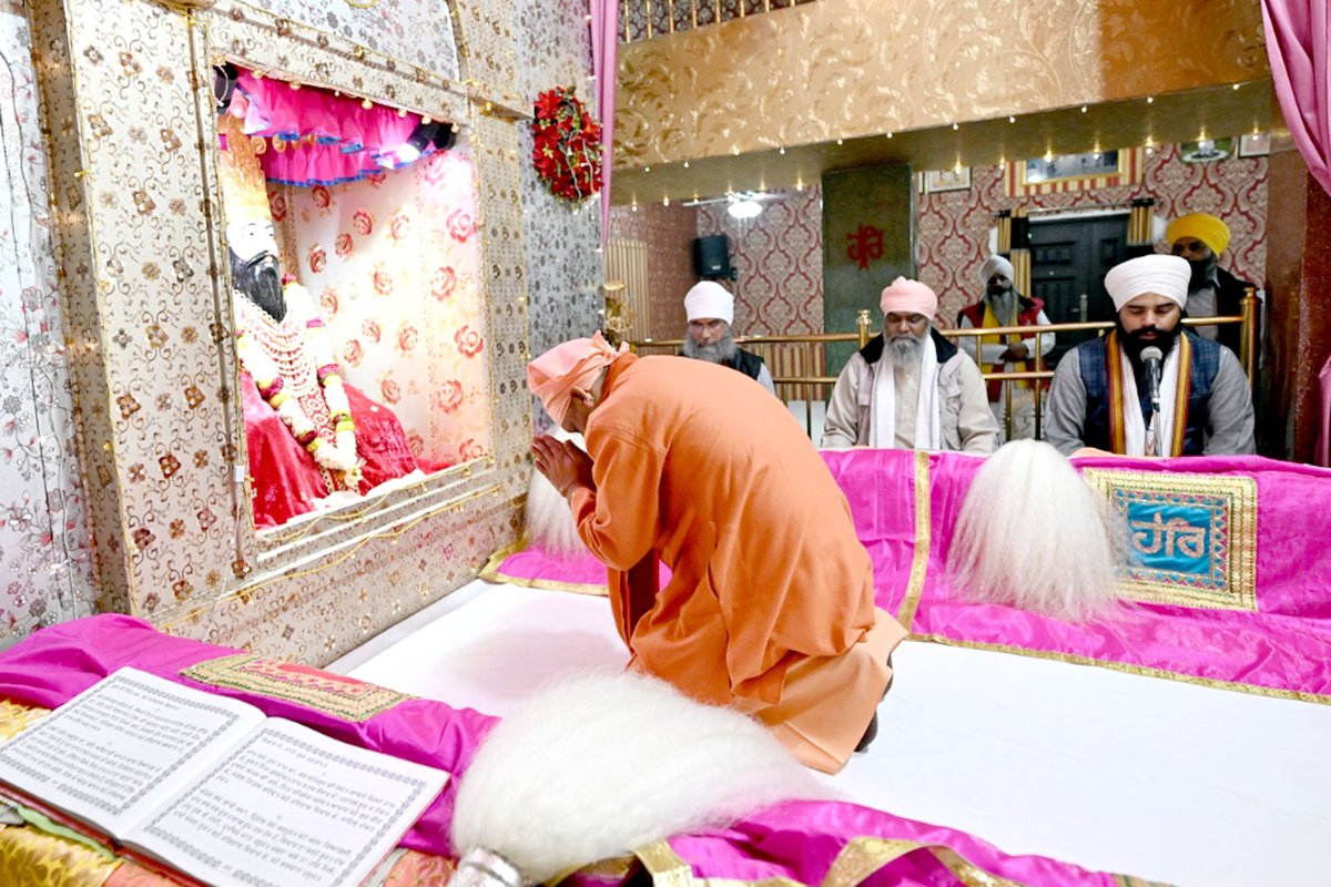 myogiadityanath's tweet photo. बसंत पंचमी के शुभ अवसर पर आज मोक्षनगरी काशी में सीर गोवर्धनपुर स्थित श्री गुरु रविदास जन्मस्थान मंदिर में पूजा-अर्चना की।

समरस समाज के निर्माण में पूज्य संत रविदास जी का योगदान अविस्मरणीय है। https://t.co/fSKod74BBU