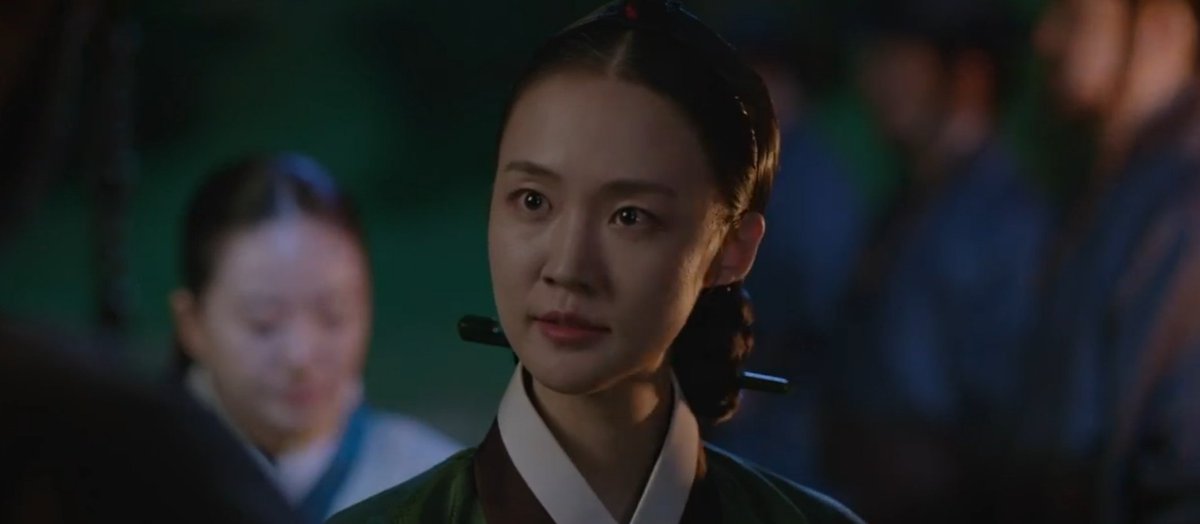 Exploring our #CaptivatingTheKing 'inssa' Senior Court Lady Dong and her relationship with everyone in the palace &amp; her possible role in Lee Seon's murder — a thread.