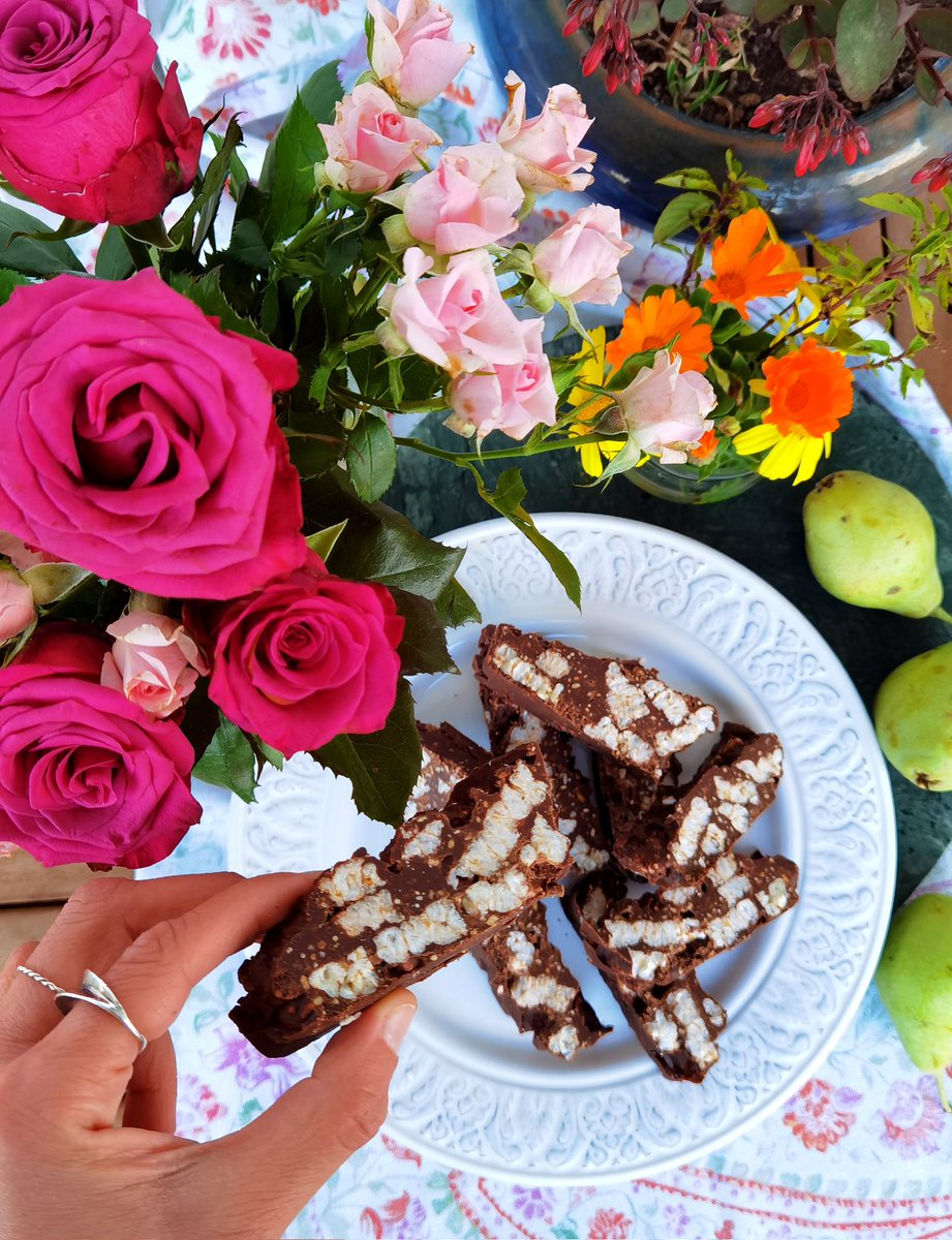 It's Valentine's day 💕❤️ Chocolate, crunch bars with peanut butter and rice gofret. Recipe by @amaliavagia #chocolatebars #valentines #chocolovers