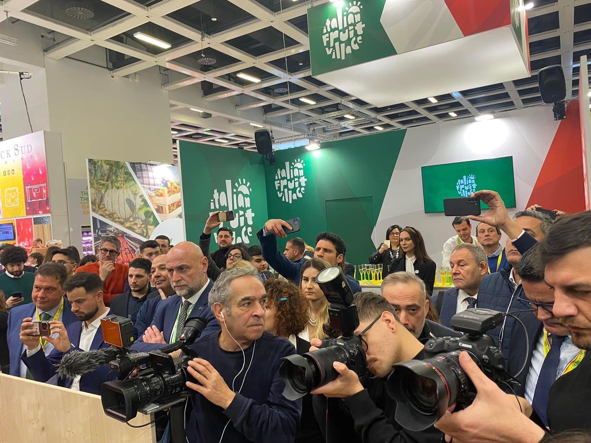 EmilioFerrara's tweet photo. Questa del 2024 è la sesta edizione dell’Italian Fruit Village al FRUIT LOGISTICA di Berlino.
Il primo appuntamento di un anno pieno di appuntamenti in Italia ed all’estero.
#fruitlogistica #italianfruitvillage #edamus https://t.co/vdVf6S3tFS