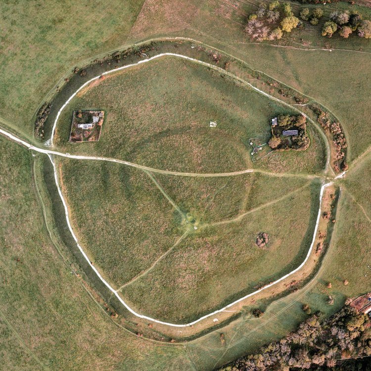 This week we've been up St Roche’s Hill #WestSussex looking at the Iron Age hillfort and Early Neolithic Causewayed Enclosure of *the Trundle*, here both looking utterly glorious in an air photo © David R Abram 🤩 For more see davidabram.co.uk/ancient-britain #HillfortsWednesday