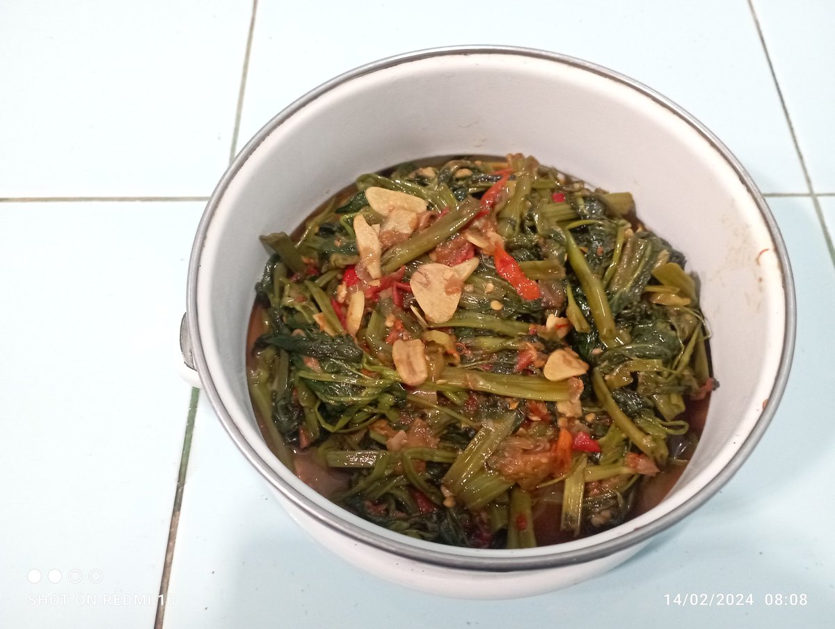 cris_doank's tweet photo. Nyong masak kangkung https://t.co/RxGmAWftS8