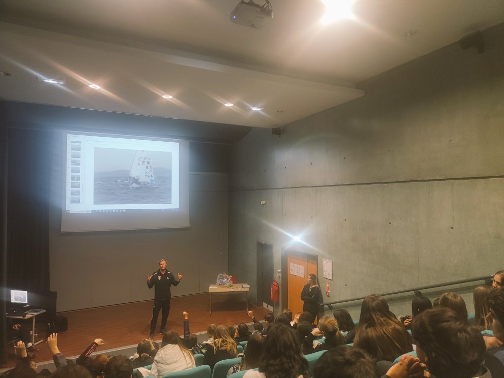 BertyCollege's tweet photo. Jean-Baptiste Bernaz prépare les jeux olympiques de Paris ⛵. Nos élèves de 5èmes olympique, médias et de l'UNSS ont pu le rencontrer 🎤🖊️. Un grand merci pour nous avoir transmis vos récits incroyables et vos belles valeurs sportives. @Unss_Nice @eduscol_EMI https://t.co/odEuUo2TN4