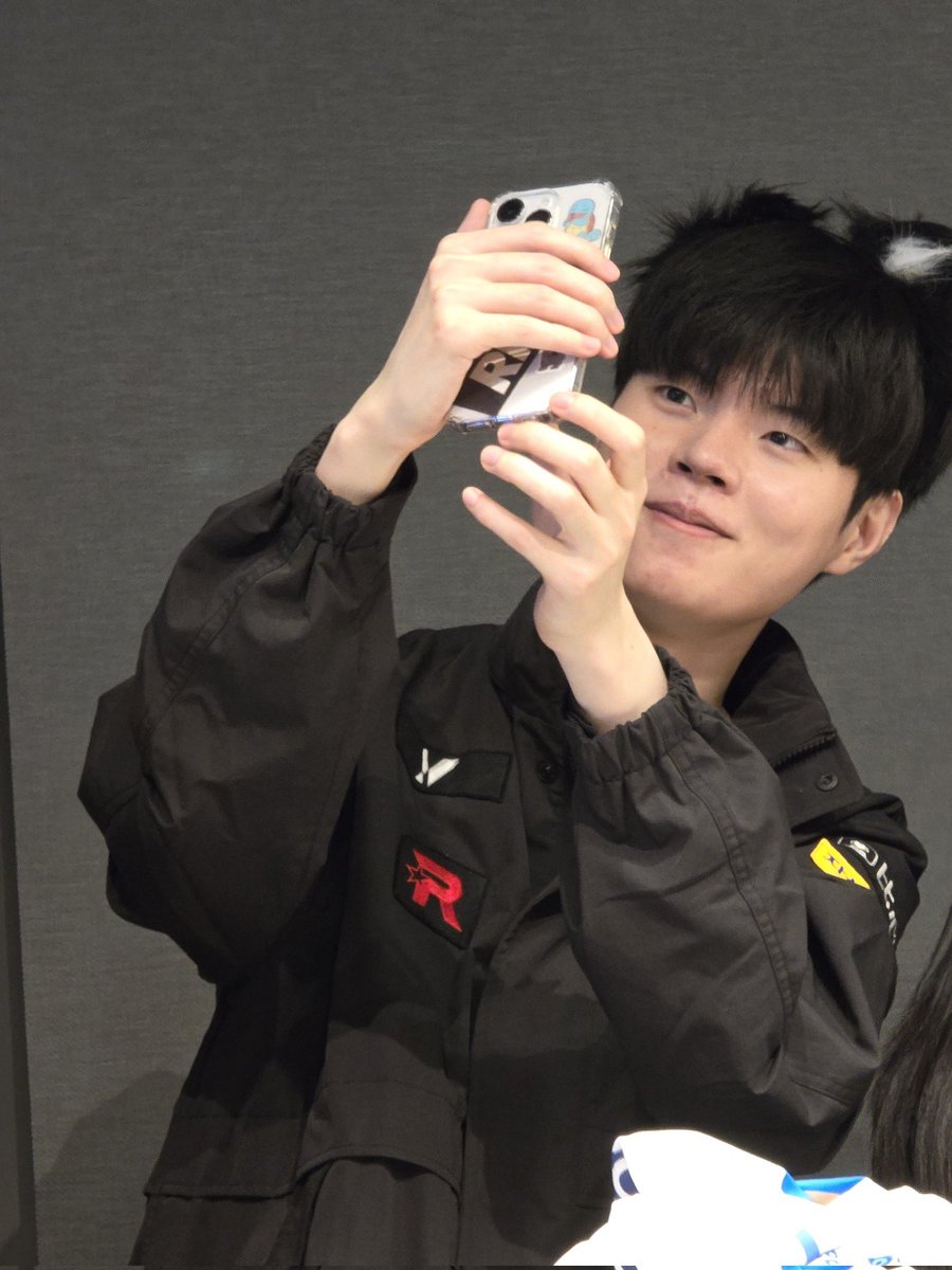 표정이 귀여우시네요 🦙