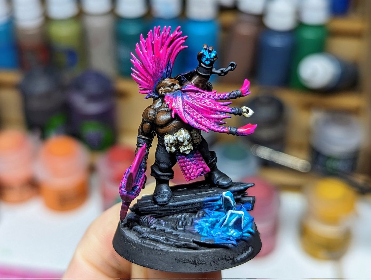 BrightMiniPaint's tweet photo. A near finalised #gotrek commission to accompany my personal #fyrelsayers army a customer has purchased. Bet you've not seen him look like this!
#ageofsigmar #warhammer https://t.co/vRQePbPXCN